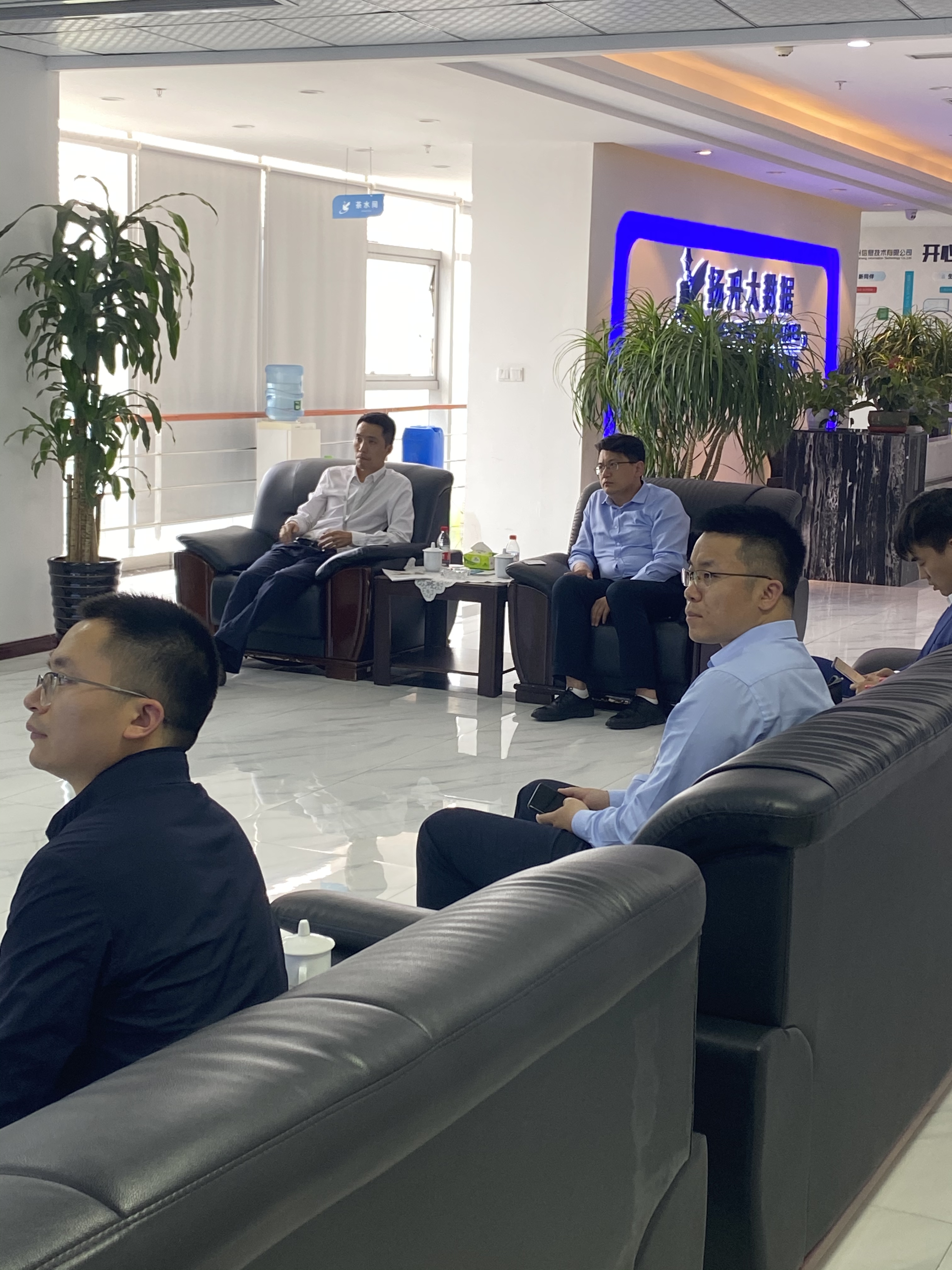 青島高新區招商部部長李明寬一行蒞臨揚升公司考察