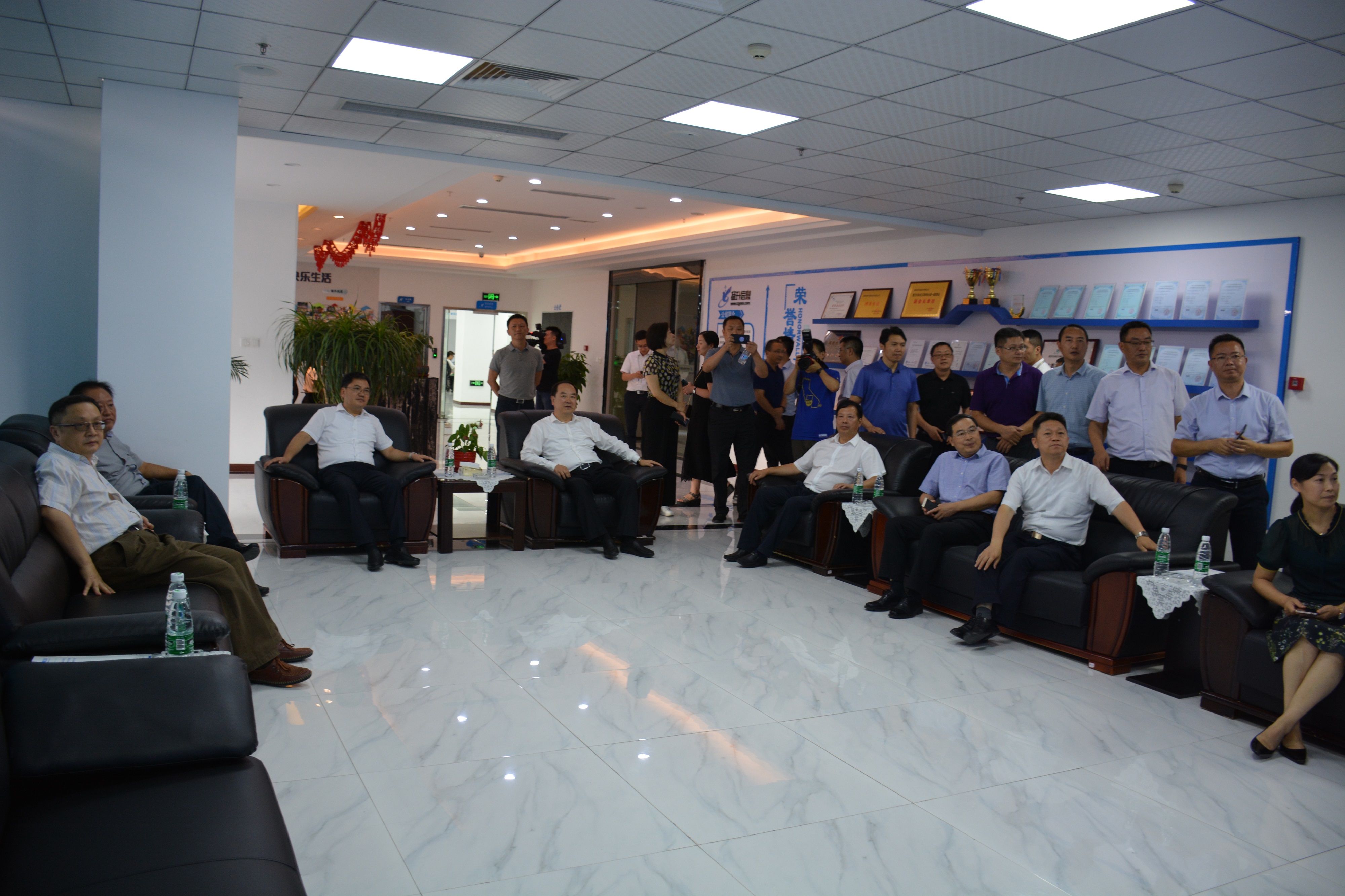 重慶市銅梁區委書記唐小平一行蒞臨我司考察指導